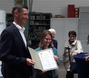 Der Preisträgerin 2018, Alina Schipper, wird durch Landrat Olaf Levonen die Urkunde überreicht.