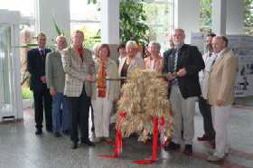 Die Erntekrone 2006 wurde im Kreishaus an Erster Kreisrat Hans-Heinrich Scholz in Vertretung für Landrätin Baule übergeben