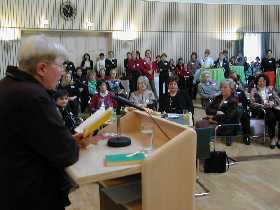 Foto: Schriftstellerin und Publizistin Dr. Luise Pusch spricht vor lokaler Prominenz im großen Sitzungssaal des Kreishauses